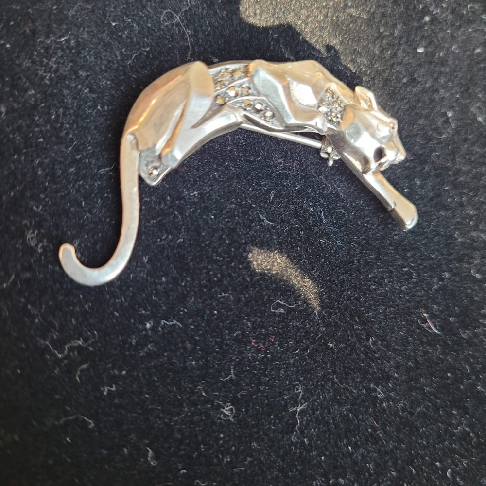 Elegant Silver Panther Brooch - Picture 4 of 5